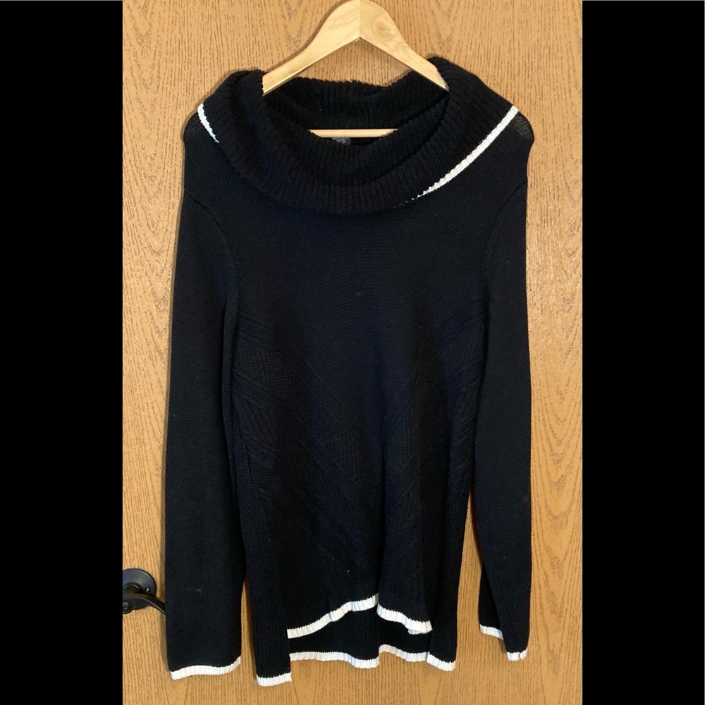 Cute black and white sweater by Artisan size XXL